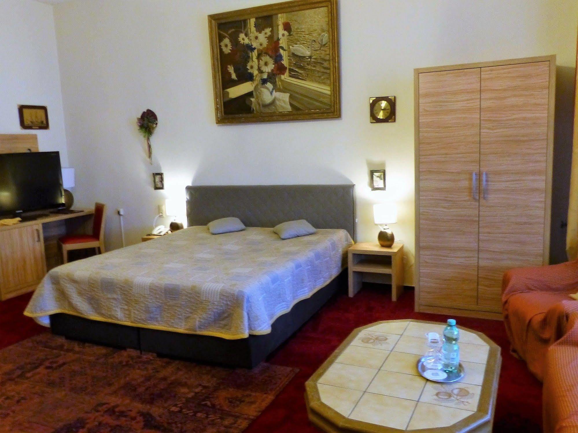 Hotel Pension Savoy Near Kurfuerstendamm Berlin Ngoại thất bức ảnh