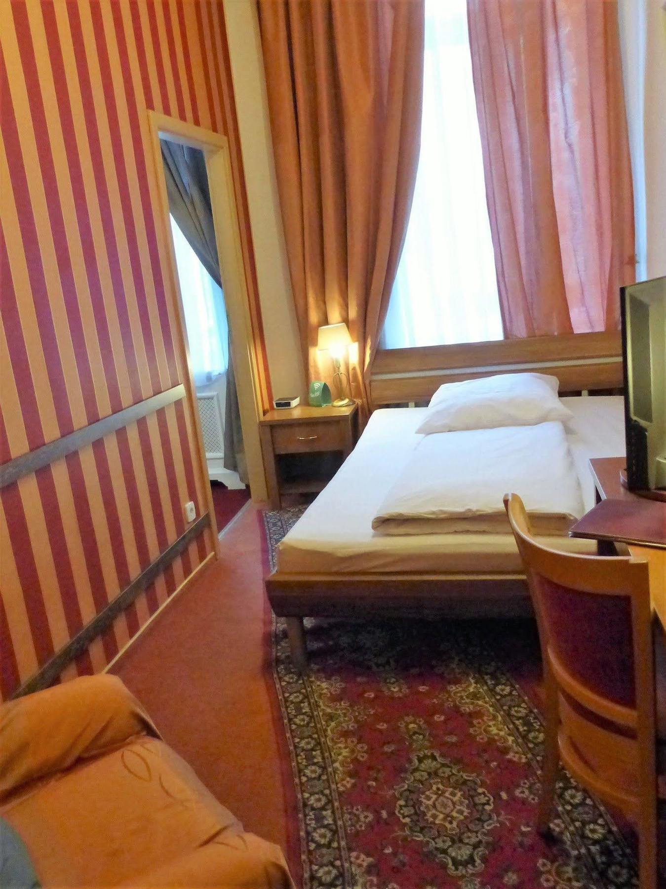 Hotel Pension Savoy Near Kurfuerstendamm Berlin Ngoại thất bức ảnh